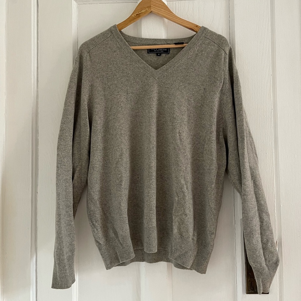 Navy Cutter grey V-neck cashmere sweater